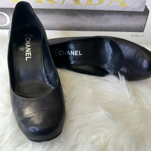 Authentic Chanel Leather Round Toe Pumps - Sz 40 - Picture 13 of 13